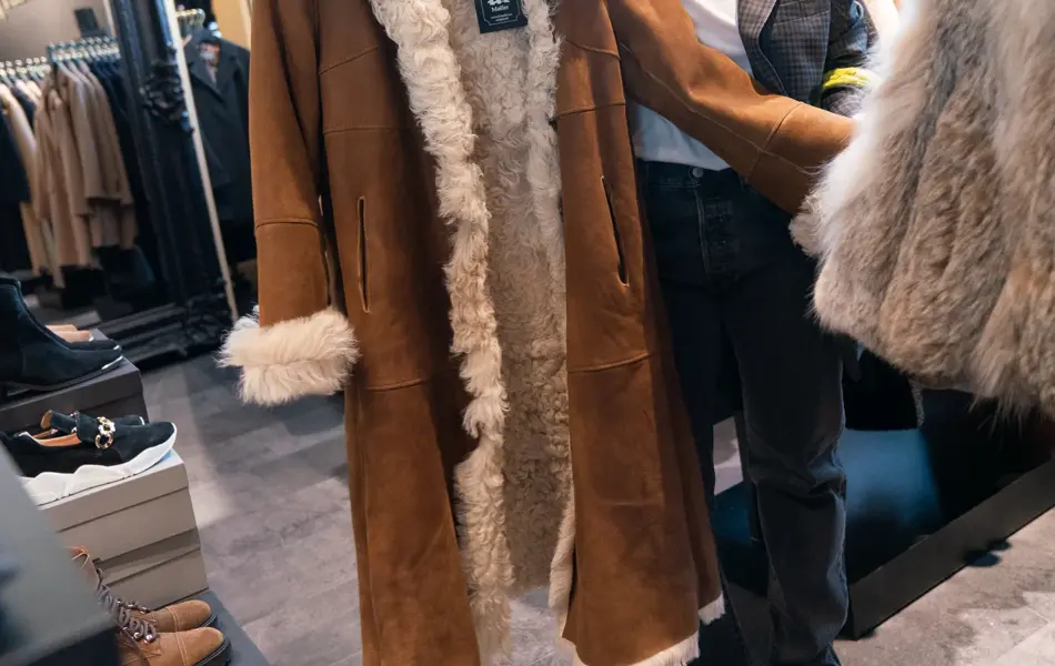Pels produkter og lange jakker hos Freyja