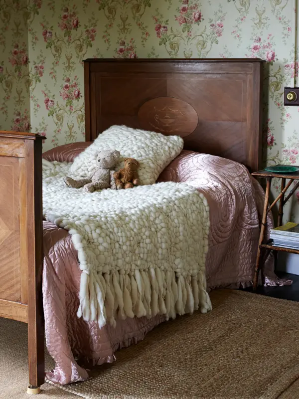 Seng med mykt hvitt teppe