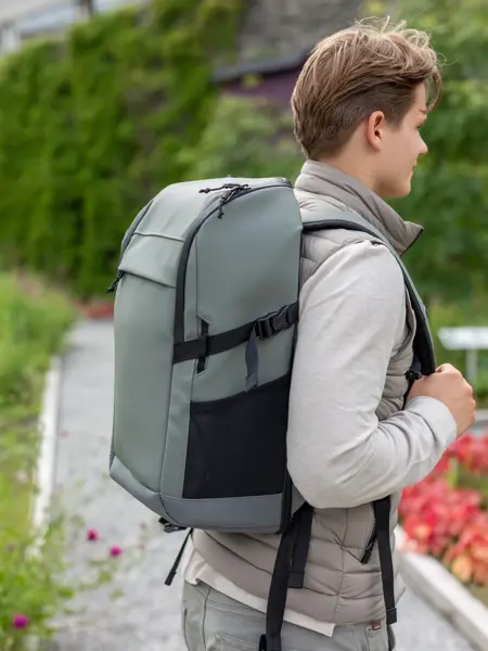 Barn med sekk og veske