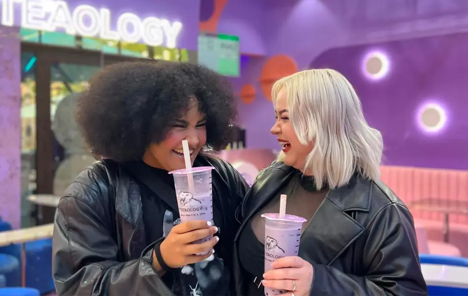 Damer som smiler sammen