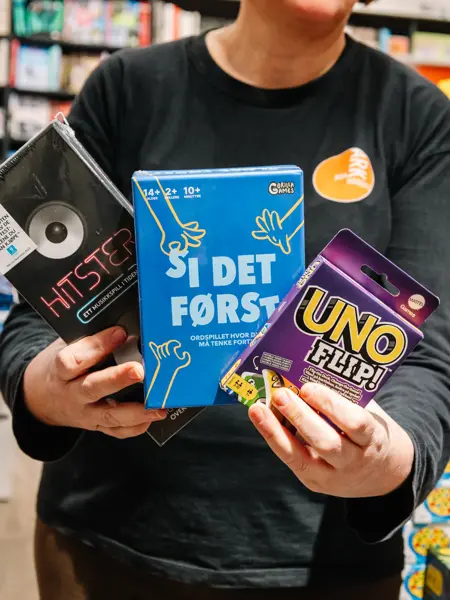 Person som holder brettspill