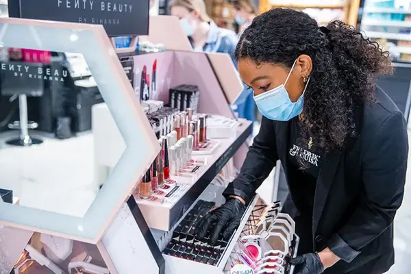 Bilde av butikkansatt ved makeup