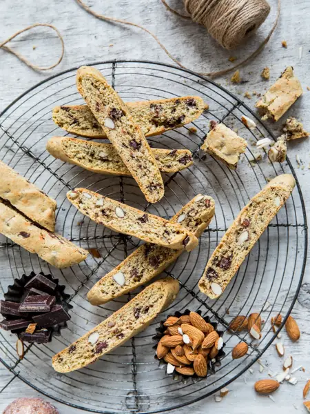 Biscotti med sjokolade og nøtter dandert på et fat