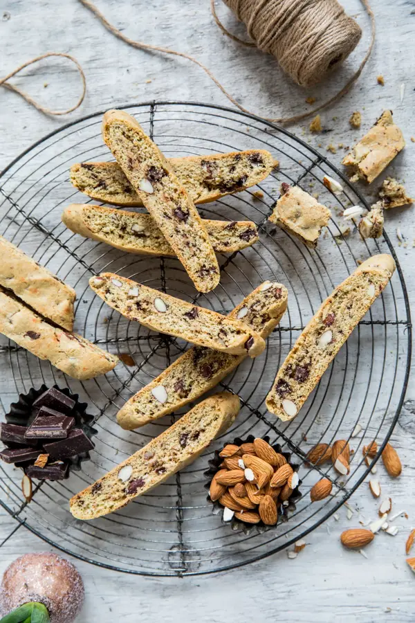 Biscotti med sjokolade og nøtter dandert på et fat