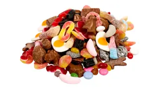 Utvalg av smågodt med sjokolade, gelégodteri og lakris.