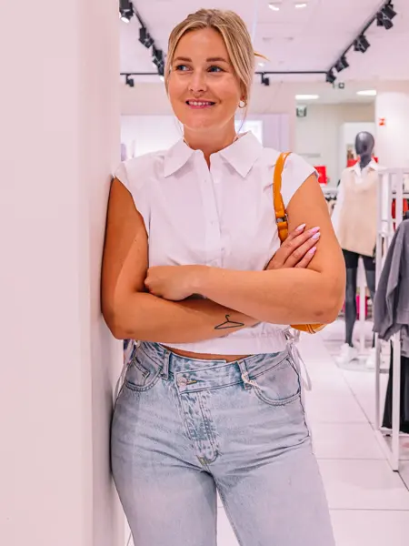 Jeans og skjortetopp på dame