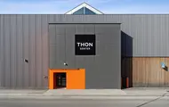 Thon Senter Kanebogen fasade, med logo på vegg.