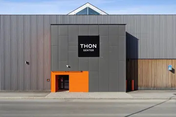 Thon Senter Kanebogen fasade, med logo på vegg.