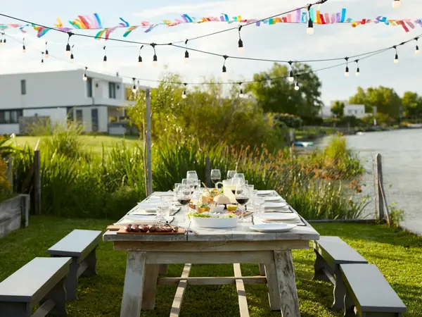 Bord dekket under vimpler ved vannet