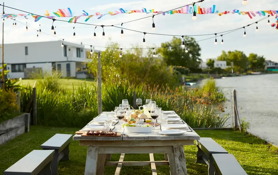 Bord dekket under vimpler ved vannet