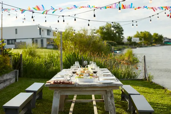 Bord dekket under vimpler ved vannet