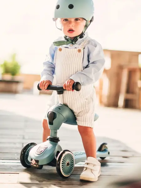 Barn med hjem og sparkesykkel