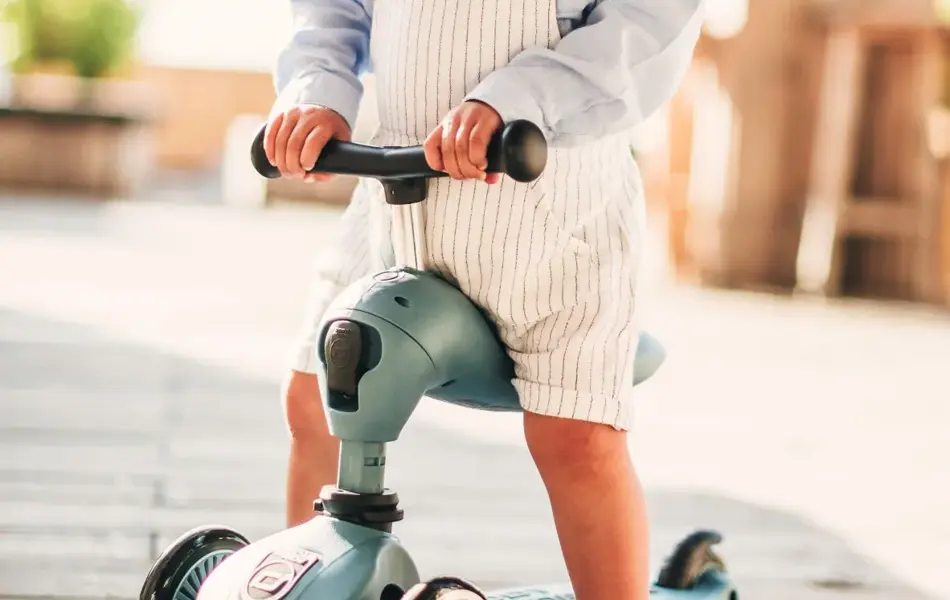Barn med hjem og sparkesykkel