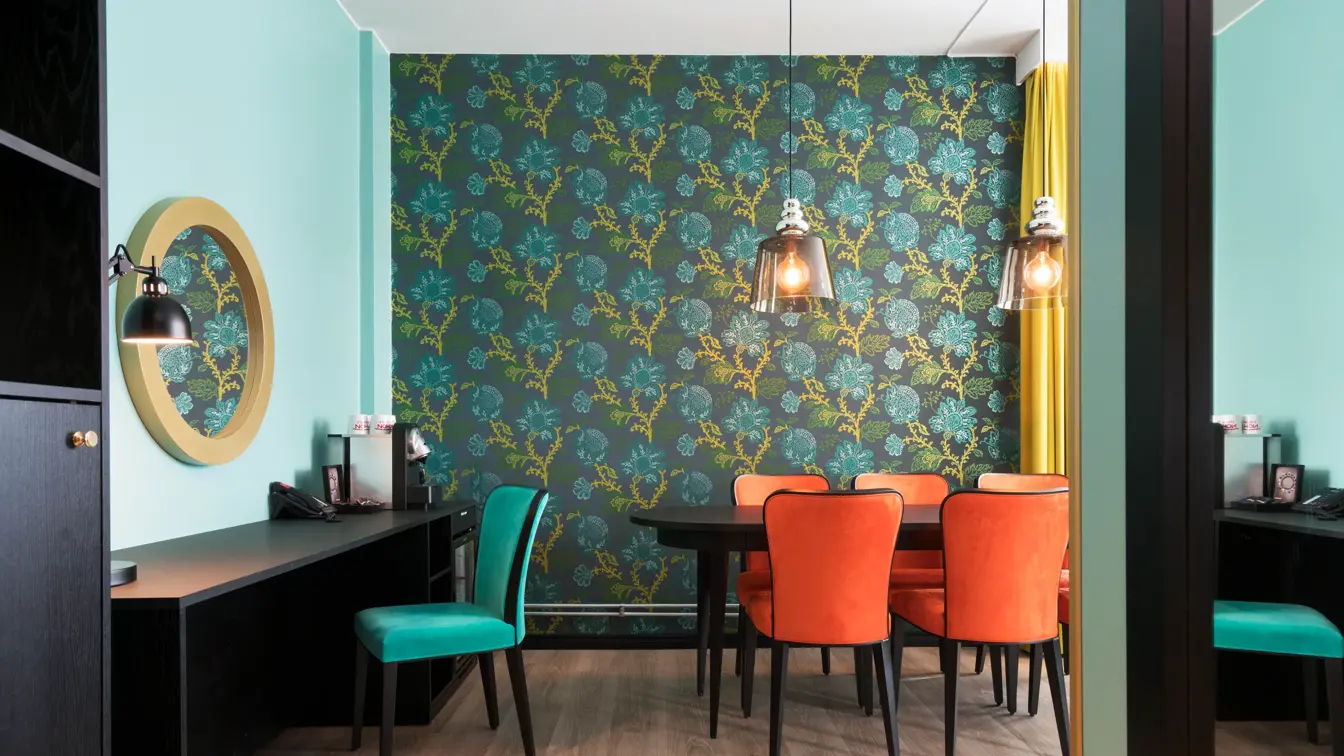 Businessrom med spisestue og stoler