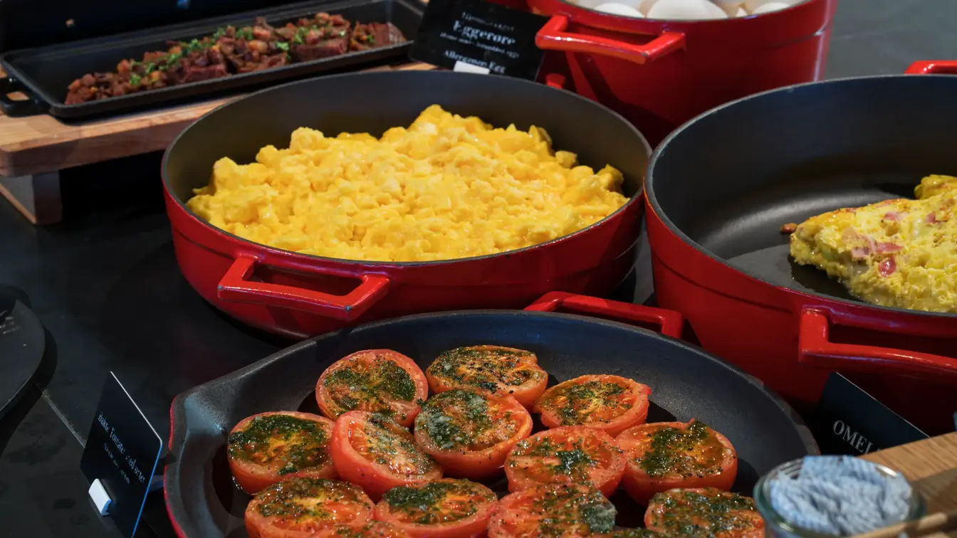 Tomater og eggerøre på frokostbuffet på Thon Hotel Bristol Bergen