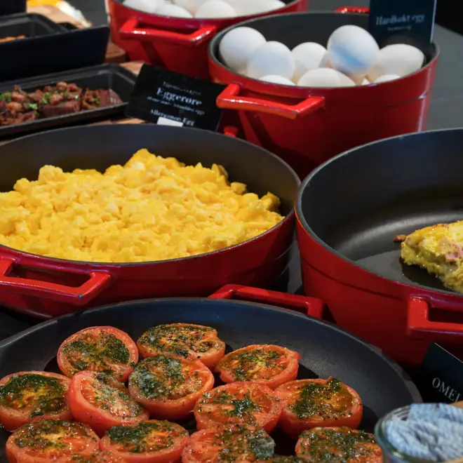 Tomater og eggerøre på frokostbuffet på Thon Hotel Bristol Bergen