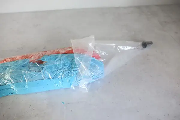 Marengs i plastfolie med kakesprøyte på