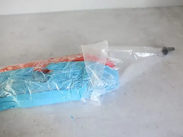 Marengs i plastfolie med kakesprøyte på