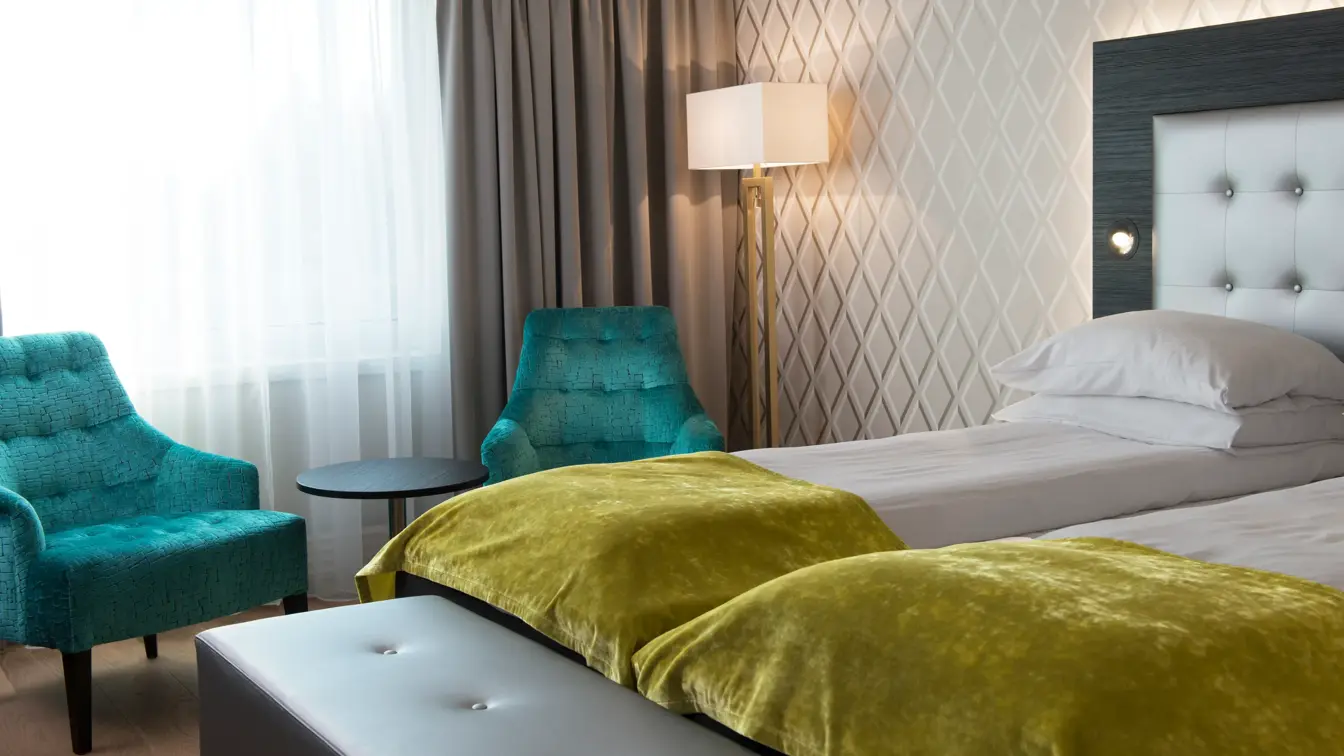 Dobbeltseng med to lenestoleri superior room på Thon Hotel Oslofjord i Sandvika