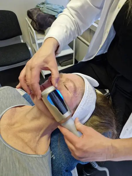 dame som får ansiktsbehandling