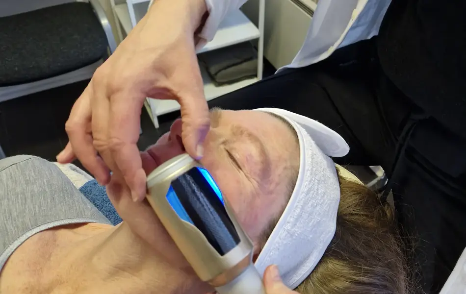 dame som får ansiktsbehandling