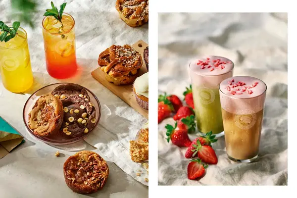 Limonadeglass og bakst på fat på et bord. To glass iskaffe på et bord.