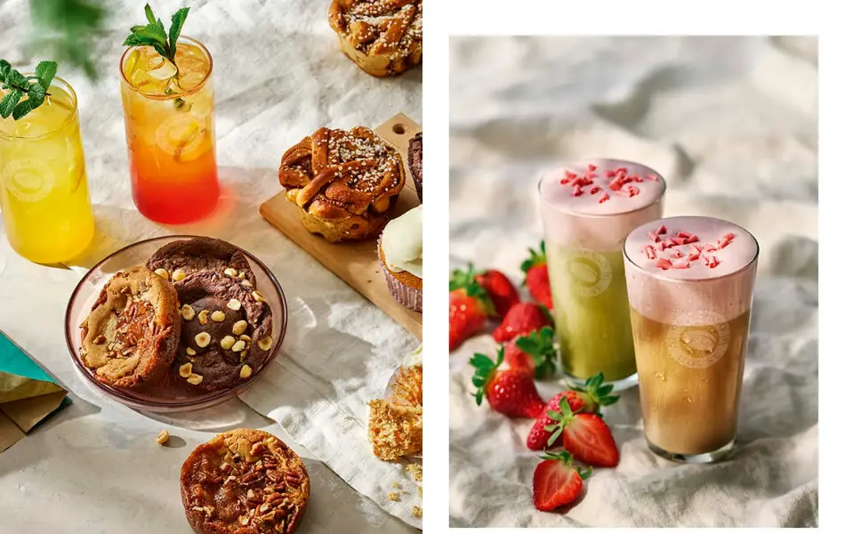 Limonadeglass og bakst på fat på et bord. To glass iskaffe på et bord.