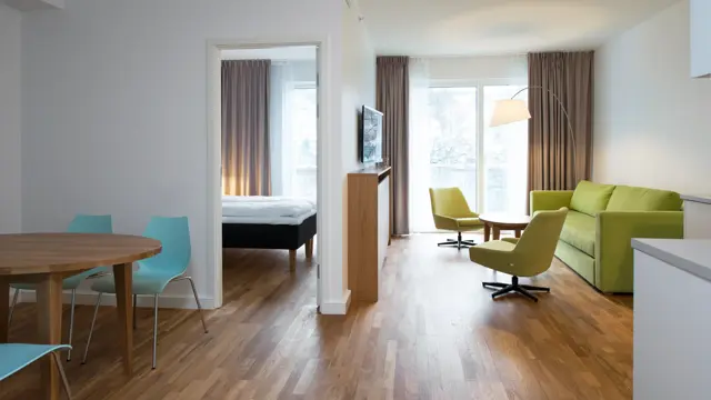 Spisebord og sittegruppe i ettroms leilighet på Thon Hotel Sandven