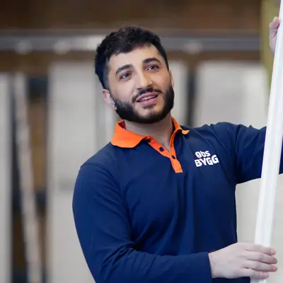 Ansatt som hjelper kunde med å velge produkter