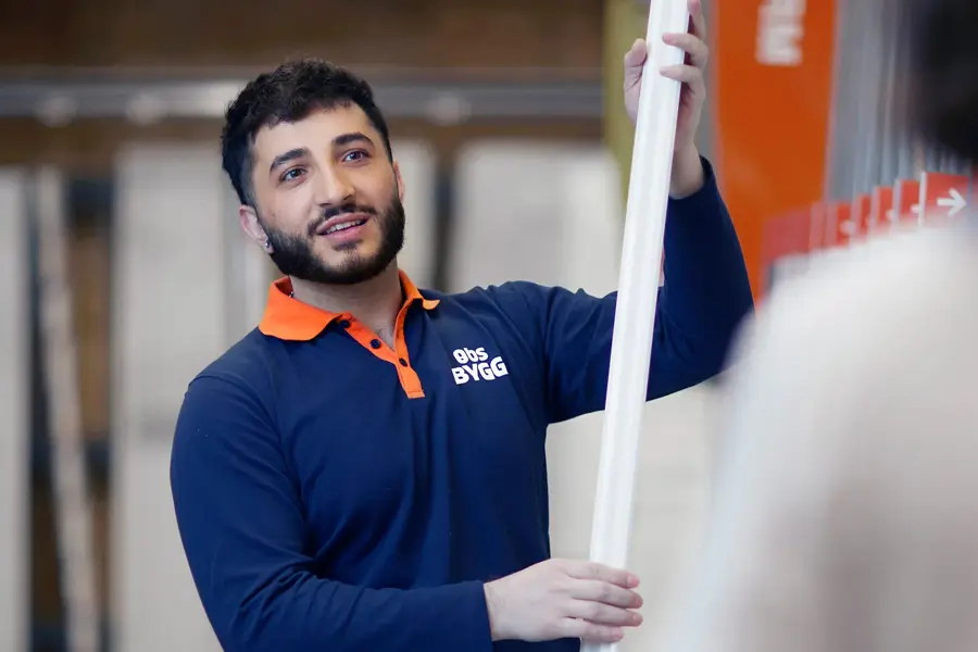 Ansatt som hjelper kunde med å velge produkter