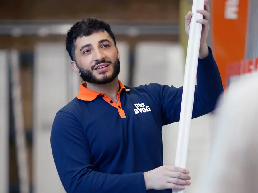 Ansatt som hjelper kunde med å velge produkter