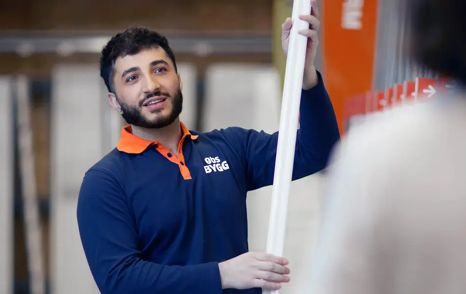 Ansatt som hjelper kunde med å velge produkter