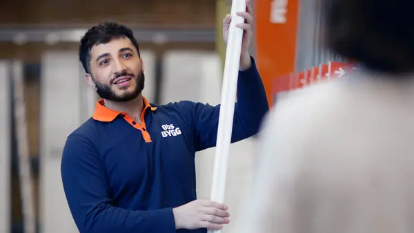 Ansatt som hjelper kunde med å velge produkter