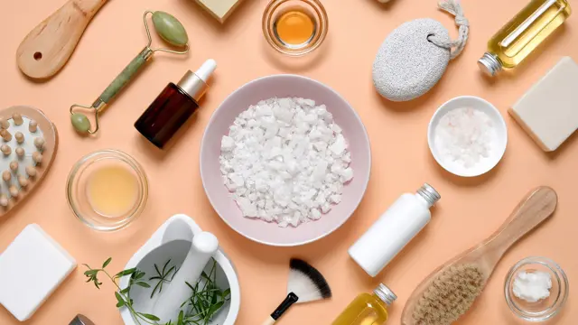 Diverse spa-artikler stilt ut på et bord i studiooppsett. Foto til artikkel om julekalendertips til mann.