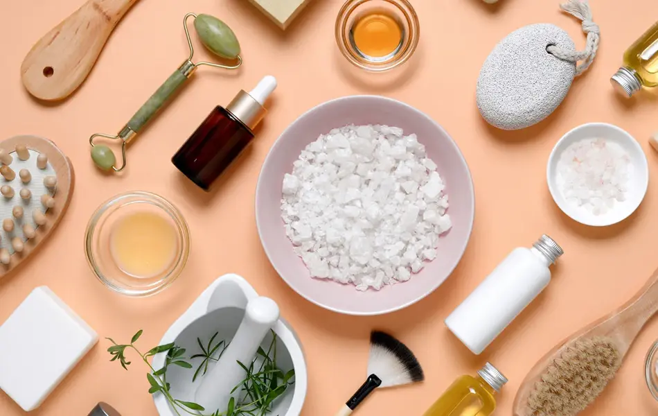 Diverse spa-artikler stilt ut på et bord i studiooppsett. Foto til artikkel om julekalendertips til mann.