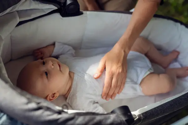 Baby i barnevogn med body