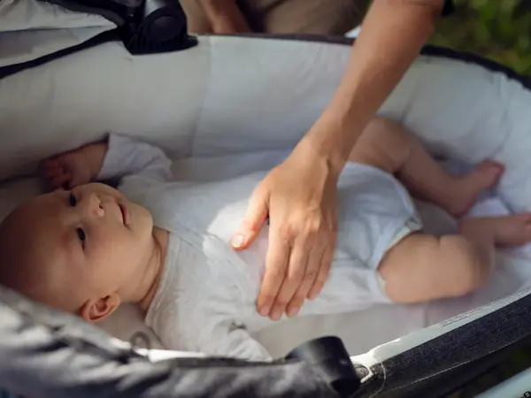 Baby i barnevogn med body