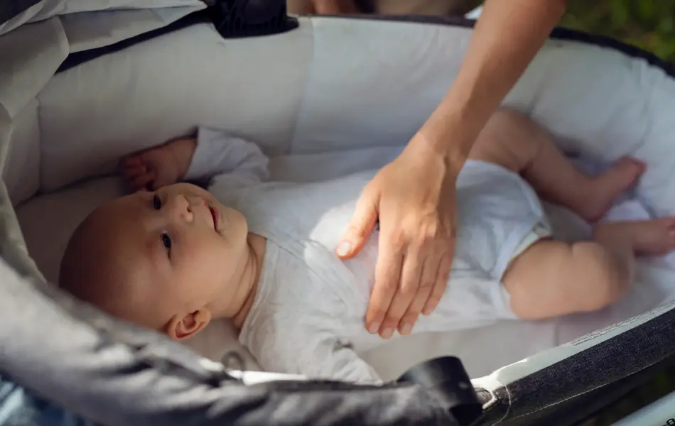 Baby i barnevogn med body