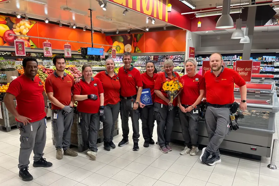 9 av de ansatte på Extra tatt i butikken