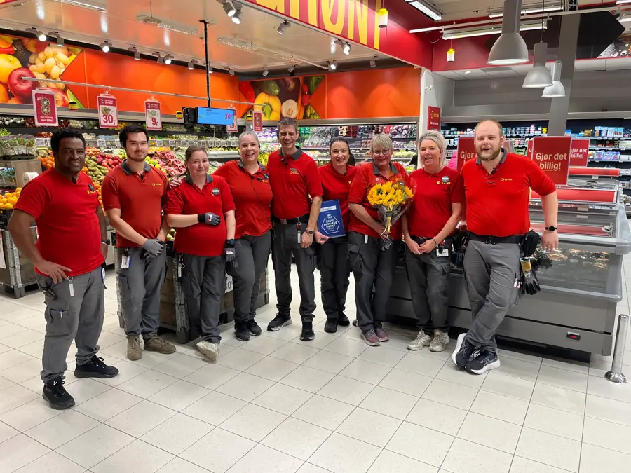 9 av de ansatte på Extra tatt i butikken