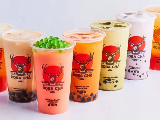 Flere plastikk kopp med bubble tea i ulike smak
