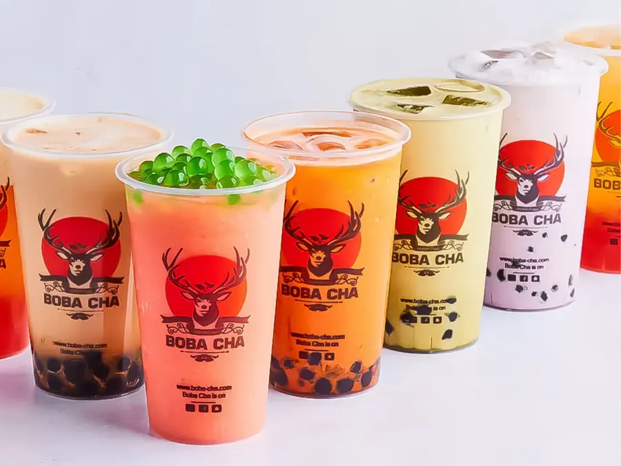 Flere plastikk kopp med bubble tea i ulike smak