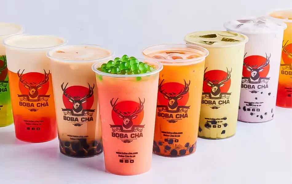 Flere plastikk kopp med bubble tea i ulike smak