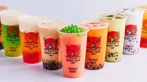 Flere plastikk kopp med bubble tea i ulike smak