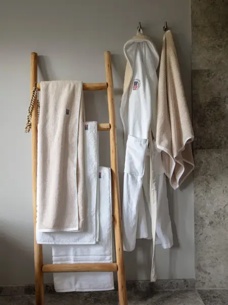 Hånduker henger på en stige