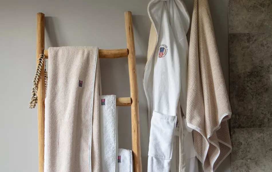 Hånduker henger på en stige