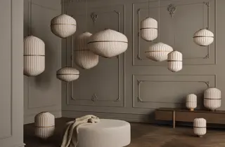 Dekorative pendellamper og bordlamper i et stilrent interiør.