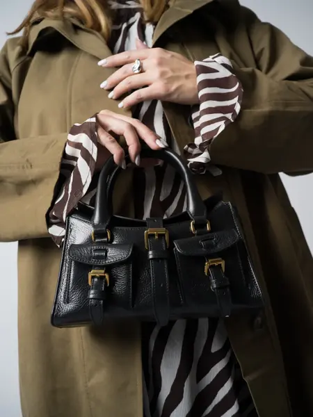 Sessa trenchfrakk 3000 Gina Tricot kjole 499 Optiker G Krogh Miu Miu solbriller 4250 Scorett pumps 999-7