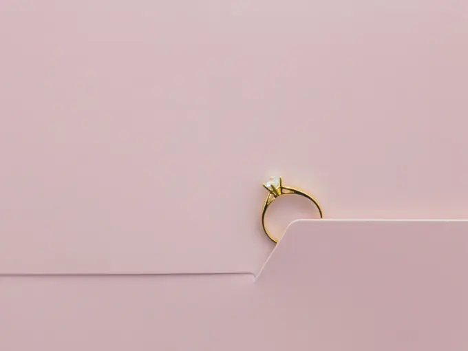 Forlovelsesring på rosa bakgrunn