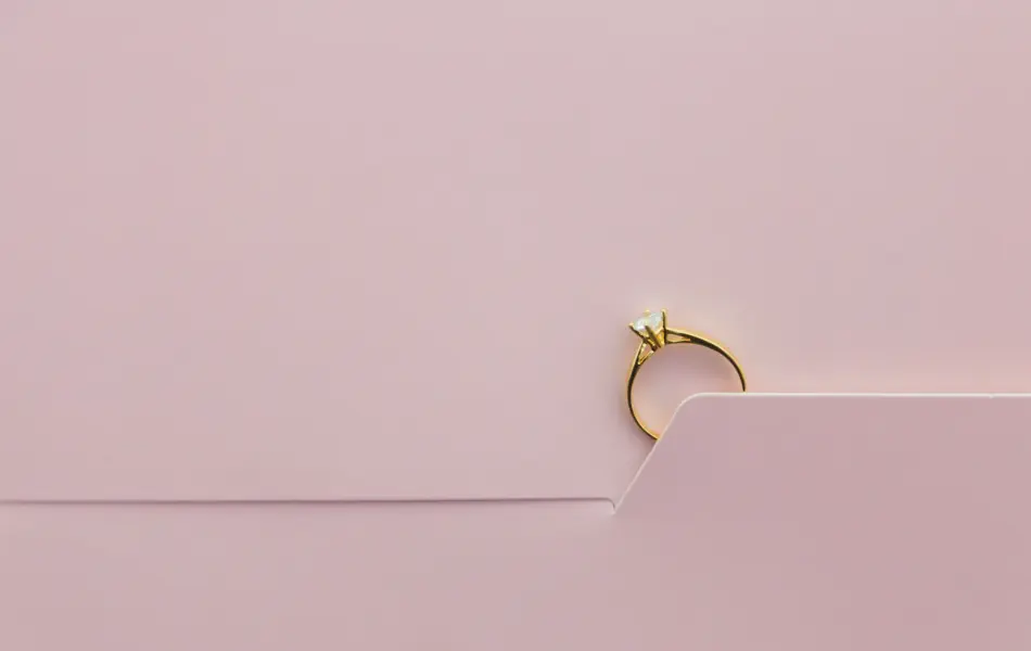 Forlovelsesring på rosa bakgrunn